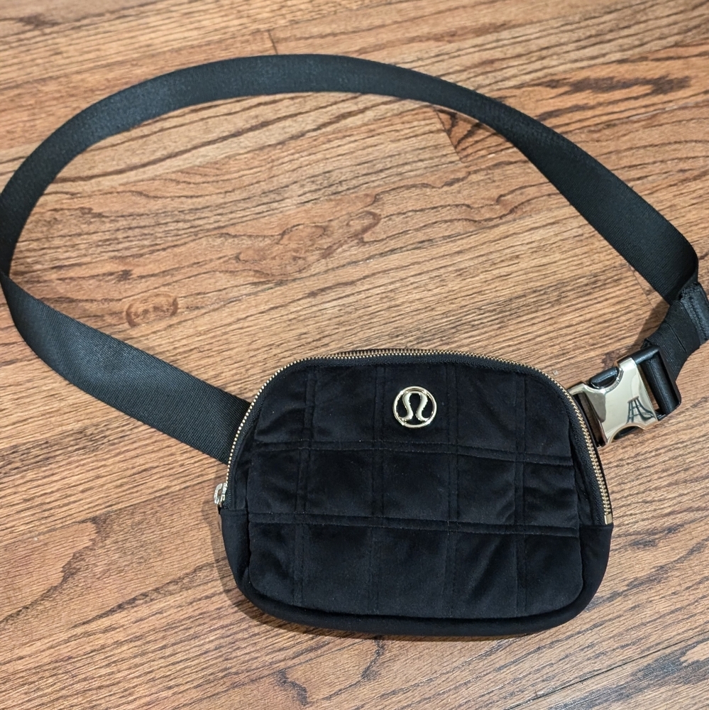 Lululemon Everywhere Belt Bag 1L. black velvet quilted cross body bag.